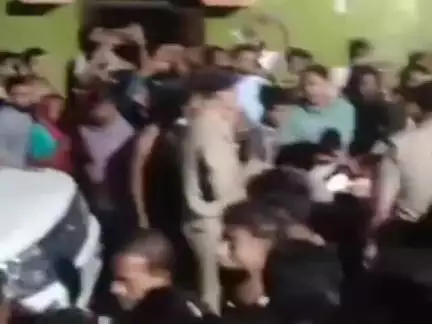 हसनपुर: हसनपुर के गांव मनौटा में चोर समझकर ग्रामीणों ने दो लोगों को पकड़ा, जमकर की धुनाई