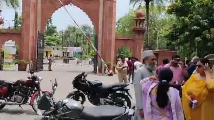 कोल: एएमयू में छात्रों का हंगामा, लीनियर अल्जेब्रा में फेल होने पर रीचेकिंग की मांग