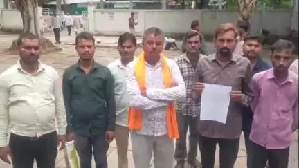 ललितपुर: जल संस्थान में काम करने वाले टैंकर चालकों ने डीएम को प्रार्थना पत्र देते हुए की मजदूरी का पैसा दिलाने की मांग