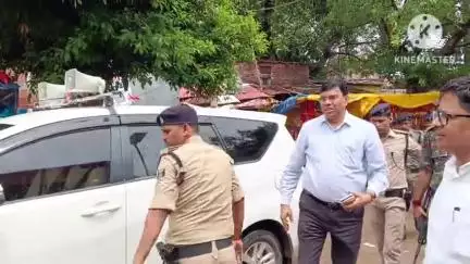 बक्सर: गंगा के बढ़ते जलस्तर को लेकर डीएम एवं एसपी ने रामरेखा घाट पर किया निरीक्षण, दिए निर्देश