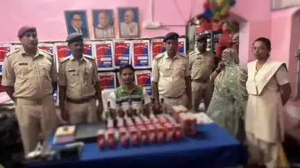 मधुपुर: मधुपुर रेल पुलिस ने अवैध शराब के साथ महिला तस्कर को किया गिरफ्तार