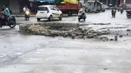 कटंगी: सिनेमा चौक में वाहन की टक्कर से रोटरी हुई क्षतिग्रस्त, 3 दिन पहले ही हुआ था निर्माण