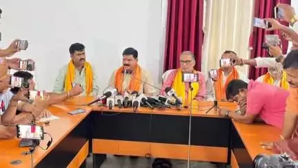 मोतिहारी: जिला अतिथि गृह में कोयला एवं खान राज्य मंत्री व पूर्व केंद्रीय मंत्री ने की प्रेस वार्ता