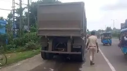 নাকাশিপাড়া: বেথুয়াডহরি জাতীয় সড়কের গান্ধি মোরে গ্রাডওয়ালে ধাক্কা লরির, করা হল জরিমানা