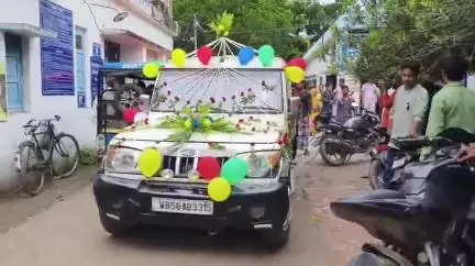 জলঙ্গি: জলঙ্গিতে কন্যাসন্তান ঘরে তোলার অভিনব আনন্দ: ফুলে সাজানো গাড়ি, সোনার মালা, কপালে চুম্বন!