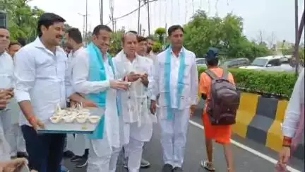सहारनपुर: देहरादून रोड पर कावड़ शिविर का शुभारंभ गंगोह विधायक व नगर विधायक ने पूजा अर्चना कर किया, कावड़ियों को वितरित किया प्रसाद