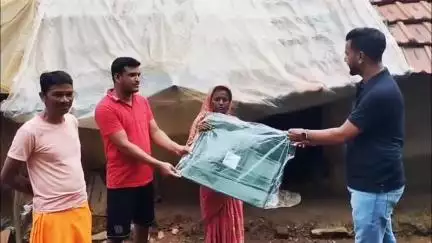धालभूमगढ़: हरिनधुकड़ी में बारिश से प्रभावित परिवारों को सांसद विद्युतवरण महतो ने दिलाई राहत, उप मुखिया सुजन मन्ना ने सौंपा तिरपाल
