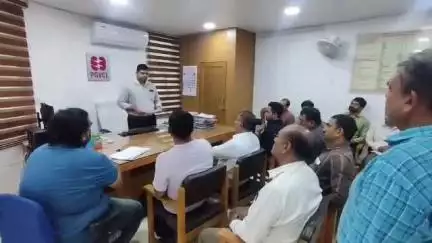 ભાવનગર: અધેવાડા ખાતે છેલ્લા 4 દિવસથી વીજ લાઈનને લઇને પડતી મુશ્કેલી અંગે સ્થાનિક લોકો કચેરી ખાતે પહોંચ્યા #Jansamasya