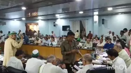 बागपत: विकास भवन में किसान दिवस का हुआ आयोजन, गन्ना भुगतान और बिजली आपूर्ति को लेकर किसानों में आक्रोश