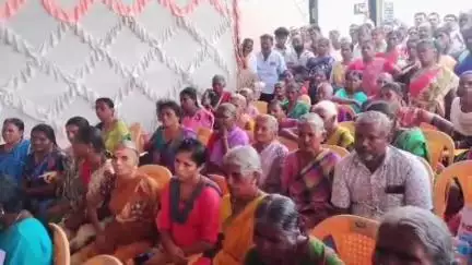 சாத்தூர்: இ.குமரலிங்காபுரத்தில் பட்டாசு ஆலை விபத்தில் உயிரிழந்த 12 பேரின் வாரிசுதாரர்களுக்கு நிவாரண நிதியை வழங்கிய அமைச்சர் KKSSR