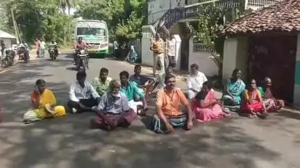 நாகப்பட்டினம்: அண்ணா மண்டபம் மெயின் ரோட்டில் திருச்செங்காட்டங்குடி கிராம மக்கள் PMAY திட்டத்தில் நடைபெற்ற முறைகேட்டை கண்டித்து சாலை மறியல்