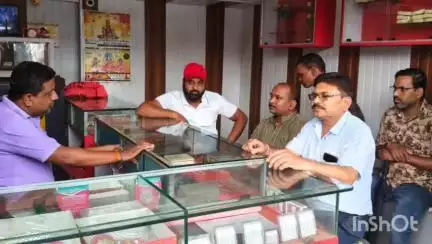 भरतपुर गोलीकांड में घायल के परिवार से मिलने पहुंचे पूर्व विधायक गुलाब कमरों, परिजनों से जाना हालचाल