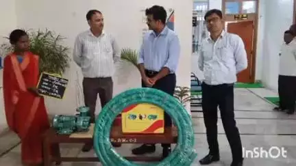लातेहार: समाहरणालय में उपायुक्त ने कृषक जैस्मीन मारडी को पंपसेट का लाभ प्रदान किया