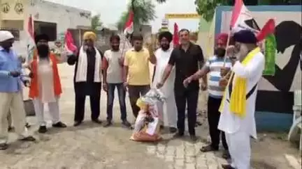 हिसार: दंडूर बीड़ में डीएपी खाद की किल्लत, बिजली बिल और नशाखोरी के खिलाफ किसानों ने सरकार का पुतला फूंका