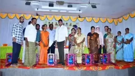 తాడిపత్రి: పెద్దవడుగూరులో చేనేత క్లస్టర్ అభివృద్ధి పథకం కార్యక్రమంలో పాల్గొని మిషన్లను పంపిణీ చేసిన ఎమ్మెల్యే జెసి అస్మిత్ రెడ్డి