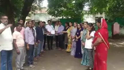 पोरसा: गिरनार जैन तीर्थ पर पूजा के अधिकार के लिए जैन समाज ने नायब तहसीलदार को मुख्यमंत्री के नाम ज्ञापन दिया