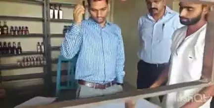 गढ़वा: उपायुक्त द्वारा शहर के सहिजना चौक स्थित विदेशी शराब दुकानों का औचक निरीक्षण