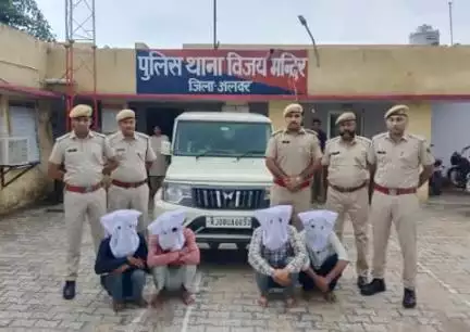 (थाना विजय मंदिर) 
अपहरण कर फिरौती मांगने वाले प्रकरण का 24 घंटे में खुलासा।
अपहृत युवक को बदमाशो के चंगुल से छुड़वाया 
04 बदमाशों को दस्तयाब कर बापर्दा गिरफ्तार किया गया व घटना में प्रयुक्त बोलेरो को बरामद किया गया।