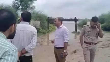 ज्ञानपुर: कोइरौना बाढ़ प्रभावित क्षेत्र का डीएम-एसपी ने किया स्थल निरीक्षण, ग्रामीणों को हर संभव मदद का भरोसा दिया