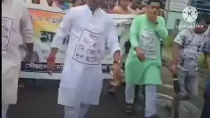 মন্দিরবাজার: ভিন রাজ্যে বাঙ্গালীদের ওপর অত্যাচারের প্রতিবাদে মন্দিরবাজার বিধানসভা তৃণমূল কংগ্রেসের পক্ষ থেকে প্রতিবাদ মিছিল।
