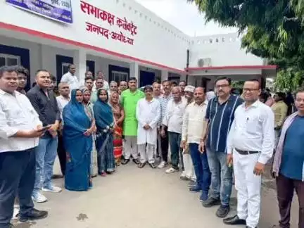 सपा के नेतृत्व में बागबीजेसी, सीतापुर आई हॉस्पिटल के दुकानदार और चौधरी चरण सिंह वार्ड गंजा के निवासी जिलाधिकारी से मिले