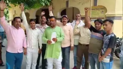 बरेली: कावड़ यात्रा पर टिप्पणी से विवाद बढ़ा, अखिल भारत हिंदू महासभा ने शिक्षक पर कार्रवाई को लेकर DIOS को दिया ज्ञापन