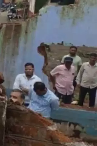 अलीराजपुर: जिले के ग्राम बरझर में स्कूल की दीवार गिरने पर तहसीलदार व बीईओ ने किया निरीक्षण, दीवार तोड़ने के दिए निर्देश