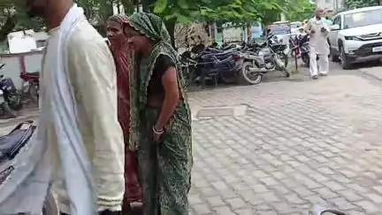 एटा: गांव गढ़वाला निवासी युवती ने दहेज के लोभी पति पर मारपीट कर गंभीर घायल करने का आरोप SSP कार्यालय में की शिकायत