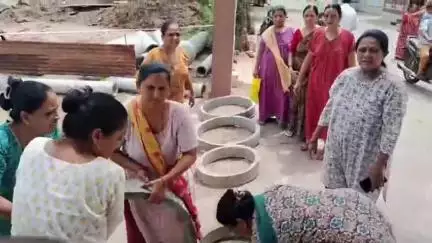 નડિયાદ: માઈ મંદિર રોડ પર ગટરલાઇનનુ કામ શરૂ થતા મુખ્ય માર્ગ બંધ,ભારે વાહનો રહેણાંક વિસ્તારમાંથી પસાર થતા સ્થાનિકો રોષે ભરાયા #Jan