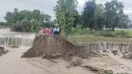 शेरघाटी: पलकिया गांव में सावन की पहली बारिश में बहा पुल, दर्जनों गांवों का संपर्क मुख्यालय से टूटा