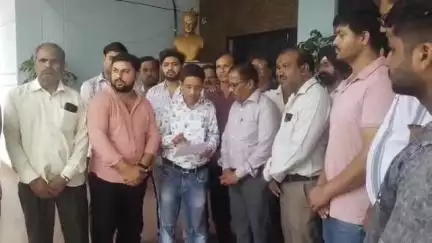 देवास नगर: पशुओं को खिलाया जा रहा बीयर बाटा, खली व्यापारी एसोसिएशन ने कलेक्टर कार्यालय में दिया ज्ञापन