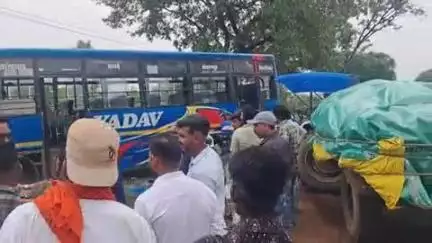 सोहागपुर: ग्राम सेमरी हरचंद में वृंदावन रेस्टोरेंट के पास बस और ट्रैक्टर ट्रॉली की टक्कर, मची चीख-पुकार