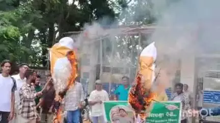 ଟିଟିଲାଗଡ: ଶୋମ୍ୟଶ୍ରି ବିଶିଙ୍କୁ ନ୍ୟାୟ ପ୍ରଦାନ ଦାବିରେ ଟିଟିଲାଗଡ଼ ବିଜେଡି ଦଳ ପକ୍ଷରୁ ମୁଖ୍ୟମନ୍ତ୍ରୀ ଓ ଶିକ୍ଷା ମନ୍ତ୍ରୀଙ୍କ କୁଶ ପୁତ୍ତଳିକା ଦାହ