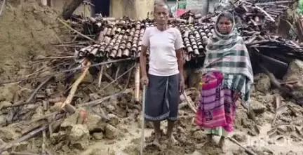 मदनपुर: हरि बीघा गांव में खपरैल में कच्चा घर गिरने से तीन बकरियों की मौत