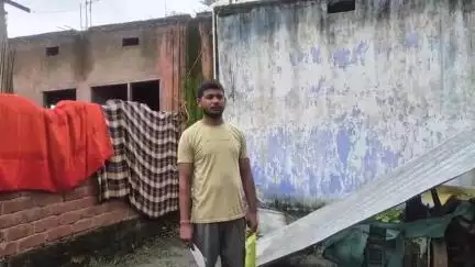 कोडरमा: झुमरीतिलैया: बिशुनपुर निवासी 5 सालों से घर के ऊपर से गुज़रे हाई टेंशन तार को हटाने की गुहार लगा रहा है
