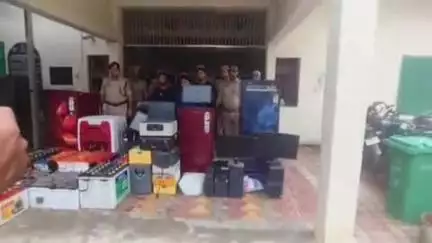 मुगलसराय: कुरहना गांव के पास पुलिस ने चार चोरों को किया गिरफ्तार, चोरी के इनवर्टर, लैपटॉप आदि बरामद, पंचायत भवनों से करते थे चोरी