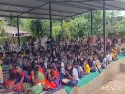ઉમરપાડા: વાડી ગામની વિવિધ શાળાઓમાં ધારાસભ્ય ગણપતસિંહ વસાવા એ માતા-પિતાના સ્મરણાર્થે વિદ્યાર્થીઓને નોટબુકોનું વિતરણ કર્યું