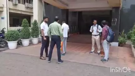 কলকাতা: ইডি অফিসার পরিচয় দিয়ে তোলাবাজির অভিযোগে গ্রেফতার হওয়া জিন্নার আলীকে আজ কলকাতার ব্যাংকশাল আদালতে পেশ করা হলো