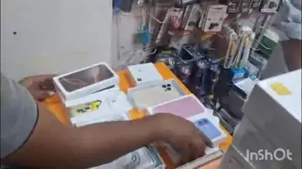 গুৱাহাটী: মহানগৰীৰ  লাখটকীয়াৰ চাহিদা মাৰ্কেটত পাণবজাৰ আৰক্ষীৰ অভিযান,মাৰ্কেটৰ ভিতৰৰ পৰা বৃহৎ পৰিমাণৰ নকল Apple মোবাইল জব্দ