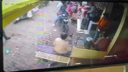 ललितपुर: कटरा बाजार में दुकानदार के साथ दबंगों ने जमकर की मारपीट, घटना सीसीटीवी कैमरे में कैद, वीडियो सोशल मीडिया पर वायरल