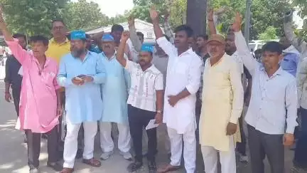 रामपुर: कलेक्ट्रेट में भारतीय वाल्मीकि धर्म समाज के कार्यकर्ताओं ने हिसार की घटना के विरोध में प्रदर्शन किया और ज्ञापन सौंपा