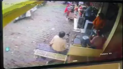 ललितपुर: तालाबपुरा निवासी पीड़ित का आरोप, नामजद लोगों ने मारपीट कर ₹12,000 की नगदी व सोने की चेन छीनी, वीडियो वायरल