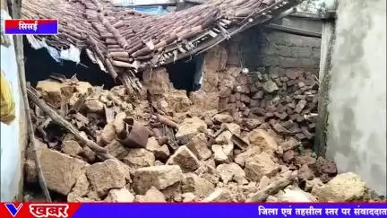 बारिश का कहर से गिरा रिक्शा चालक का घर, खुल गया भदौली पंचायत का पोल। गरीब को नहीं मिला आवास योजना का लाभ।