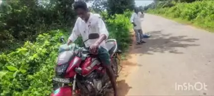 అశ్వారావుపేట: కుక్క అడ్డు రావడంతో ద్విచక్ర వాహనం అదుపుతప్పి ఇద్దరు వ్యక్తులకు గాయాలు సంఘటన దమ్మపేట మండలం మల్కారం వద్ద చోటుచేసుకుంది