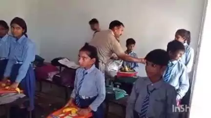 हापुड़: गांव मंसूरपुर स्थित गौतम बुद्ध हैंडिकैप्ड चैरिटेबल स्कूल में थाना प्रभारियों ने बच्चों को बांटी किताबें