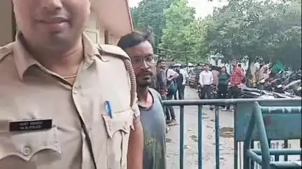মাটিগাড়া: অবৈধভাবে বাংলাদেশ থেকেশিলিগুড়িতে এসে কাঠ মিস্ত্রির ছদ্মবেশ ধারণ যুবকের; শিলিগুড়িতে থেকে গ্রেপ্তার বাংলাদেশী যুবক