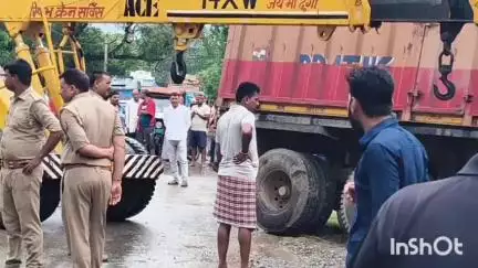 बलिया: सुरही के पास तेज बारिश में ट्रक फिसलने से एनएच-31 पर लगा जाम