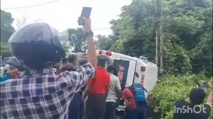 കണയന്നൂർ: കളമശ്ശേരി ജങ്ഷനിൽ രോഗിയുമായി പോയ ആംബുലൻസ് മറിഞ്ഞ് അപകടം