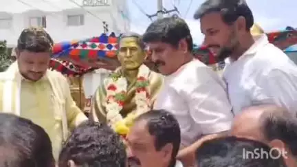 గుంటూరు: రాజధాని అమరావతిలో పొట్టి శ్రీరాములు విగ్రహానికి 6.50 ఎకరాలు ప్రభుత్వం కేటాయించడంతో చంద్రబాబు చిత్రపటానికి పాలాభిషేకం