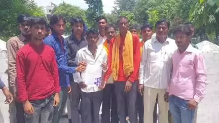 रामपुर: प्राथमिक विद्यालय मझरा सहविया खुर्द का विलय, नन्हे कदमों की राह में चुनौतियाँ; ग्रामीणों ने लगाई डीएम से गुहार
